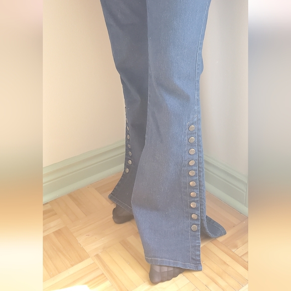 Mudd Vintage Flare Jean's With Buttons - Picture 6 of 10